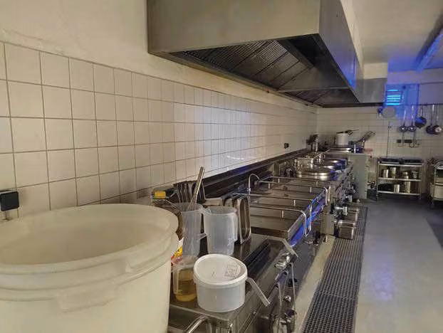Zwangsversteigerung Gewerbe in Bobitz, Groß Krankow – Küche und Arbeitsbereich im Erdgeschoss
