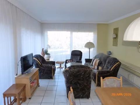 Zwangsversteigerung Einfamilienhaus in Dinklage – Großzügiges Esszimmer im Erdgeschoss mit Blick in den Garten.