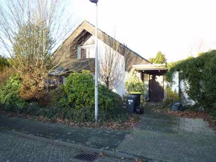 Zwangsversteigerung Einfamilienhaus in Nordhorn – Vorderansicht des Einfamilienhauses mit Zufahrt und Vorgarten.