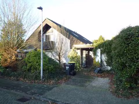 Zwangsversteigerung Einfamilienhaus in Nordhorn – Front- und Seitenansicht rechts aus süd-südöstlicher Richtung.
