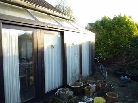 Zwangsversteigerung Einfamilienhaus in Nordhorn – Außenansicht des rückwärtigen Wintergartenanbaus.