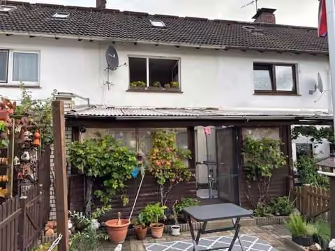 Zwangsversteigerung Reihenhaus in Varel – Gartenseitige Fassade des Reihenmittelhauses mit Terrassenbereich.