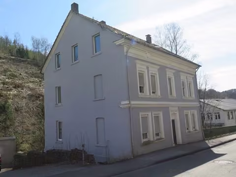 Zwangsversteigerung Eigentumswohnung in Schalksmühle, Hülscheid – Außenansicht des Dreifamilienhauses mit Markierung der Dachgeschosswohnung.