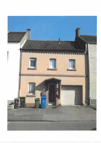 Zwangsversteigerung Reihenhaus in Düren, Arnoldsweiler – Straßenseitige Frontansicht des Einfamilienhauses mit Eingang und Garagentor.