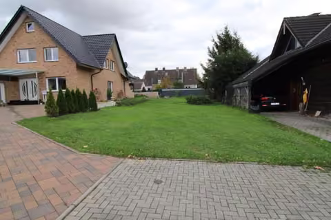 Zwangsversteigerung Grundstück in Oer-Erkenschwick – Blick auf das Grundstück und die Nachbarbebauung am Platanenring