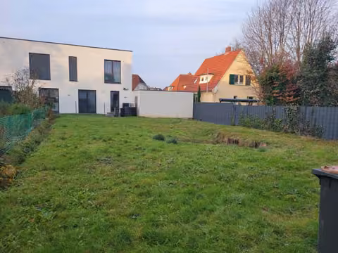 Zwangsversteigerung Einfamilienhaus in Bad Oeynhausen, Kernstadtbereich – Ostansicht des Wohnhauses von der Straße mit Hauseingang und Giebelgaube.