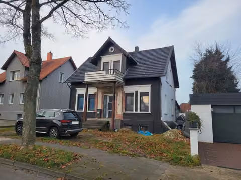 Zwangsversteigerung Einfamilienhaus in Bad Oeynhausen, Kernstadtbereich – Blick über den Garten mit unfertigem Pool-Aushub.