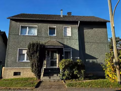 Zwangsversteigerung Zweifamilienhaus in Dortmund, Sölde – Straßenseitige Ostansicht des Wohnhauses mit Hauseingangstreppe