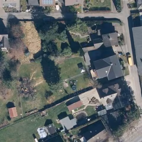 Zwangsversteigerung Zweifamilienhaus in Dortmund, Sölde – Luftbild des Grundstücks mit Umrissmarkierung und Gartengrundstück