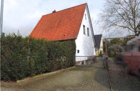 Zwangsversteigerung Einfamilienhaus in Wedel, Schulau – Straßenansicht Süd-West des Einfamilienhauses mit Dachgeschoss und Hecke