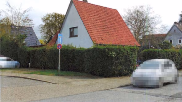 Zwangsversteigerung Einfamilienhaus in Wedel, Schulau – Ansicht Süd-Ost mit Hofzufahrt und Hausgiebel