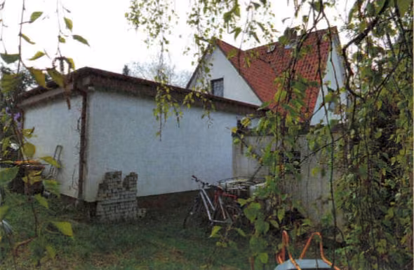 Zwangsversteigerung Einfamilienhaus in Wedel, Schulau – Rückwärtige Ansicht mit Garage und Flachdachanbau