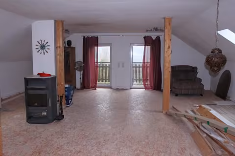 Zwangsversteigerung Einfamilienhaus in Thyrnau, Löwmühle – Rohbauähnlicher Zustand des Wohnbereichs in der Dachgeschosswohnung W4.