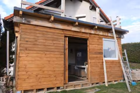Zwangsversteigerung Einfamilienhaus in Selb, Selb-Plößberg – Giebelseite zum Garten mit Holzeinhausung unter dem Balkon.