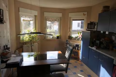 Zwangsversteigerung Einfamilienhaus in Selb, Selb-Plößberg – Küche und Essplatzbereich im Erdgeschoss.