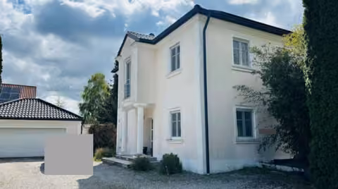 Zwangsversteigerung Doppelhaushälfte in Bruckberg, Bruckbergerau – Außenansicht des Wohnhauses mit Doppelgarage von Nordwesten.