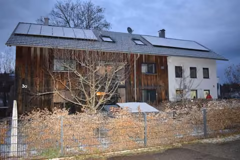 Zwangsversteigerung Zweifamilienhaus in Kaufbeuren, Oberbeuren – Vorderansicht beider Doppelhaushälften Zum Tal 3 und 3a von Südosten.