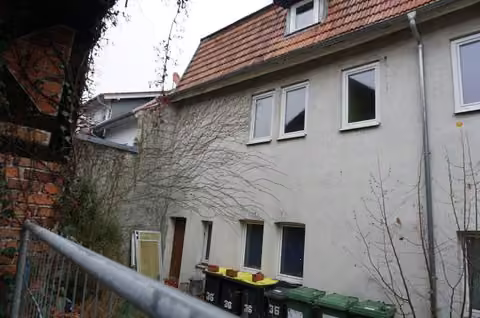 Zwangsversteigerung Mehrfamilienhaus in Bad Rodach – Rückwärtige Ansicht von Südwesten mit Hof- und Gartenbereich.