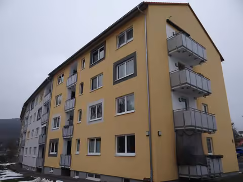Zwangsversteigerung Eigentumswohnung in Bad Brückenau – Südansicht des Wohngebäudes mit Kennzeichnung der Wohnung im 2. Obergeschoss.