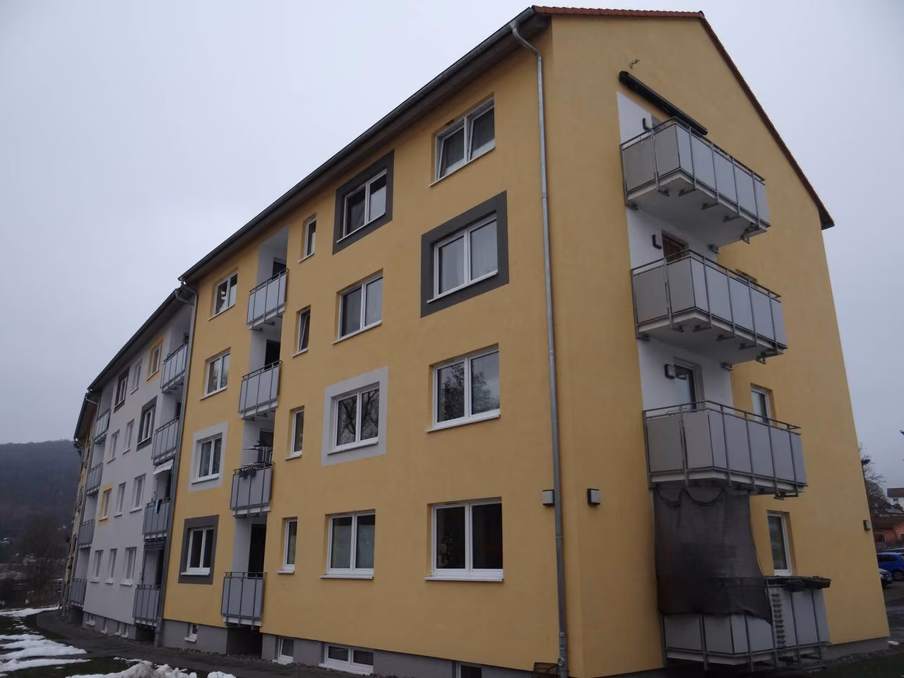 Zwangsversteigerung Eigentumswohnung in Bad Brückenau – Südansicht des Wohngebäudes mit Kennzeichnung der Wohnung im 2. Obergeschoss.
