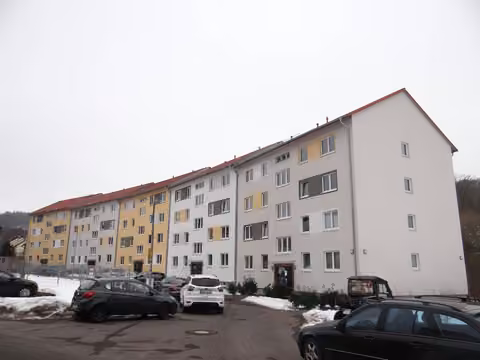 Zwangsversteigerung Eigentumswohnung in Bad Brückenau – Nordansicht der zusammenhängenden Reihen-Wohnanlage Berliner Platz.
