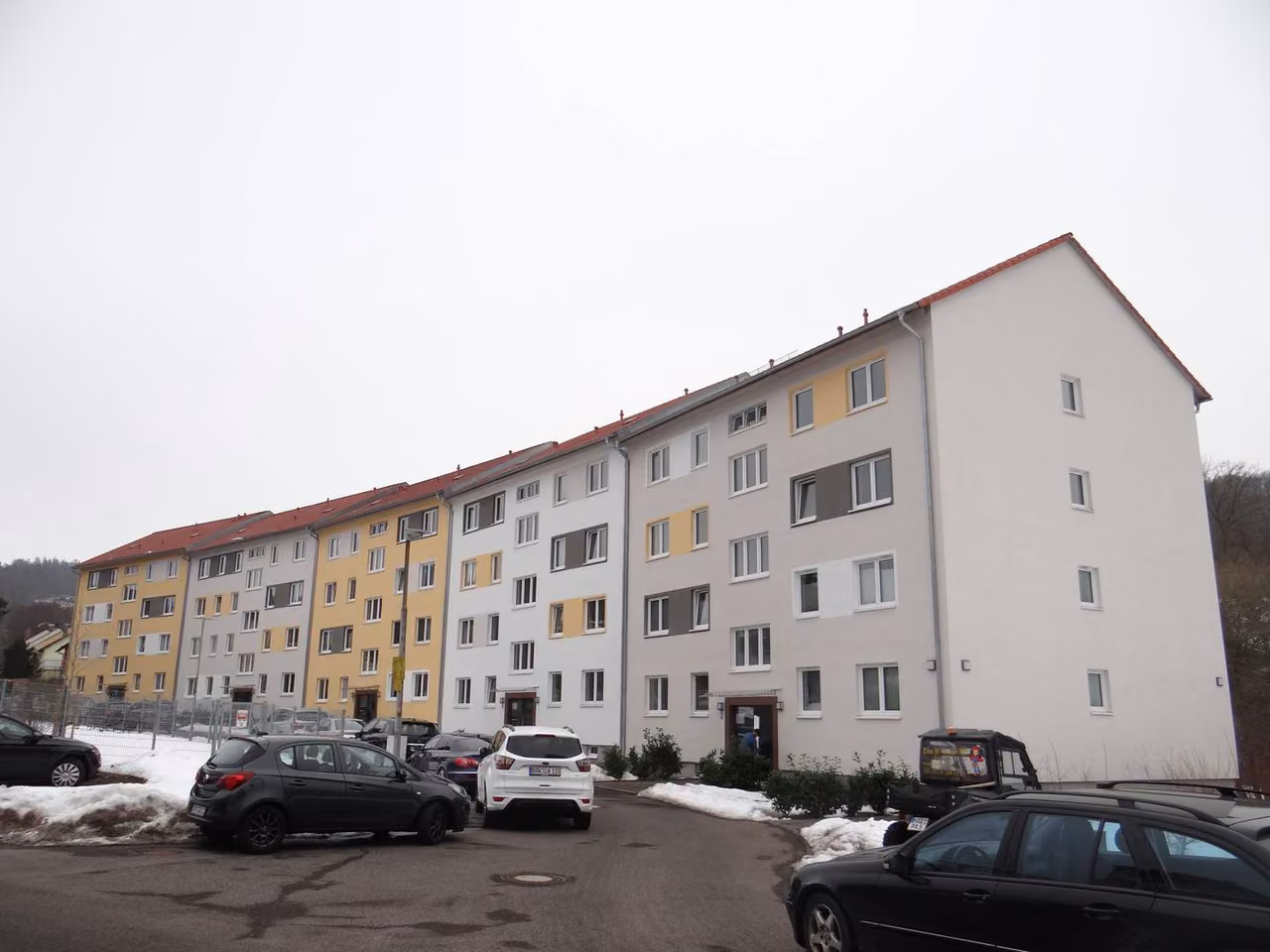 Zwangsversteigerung Eigentumswohnung in Bad Brückenau – Nordansicht der zusammenhängenden Reihen-Wohnanlage Berliner Platz.