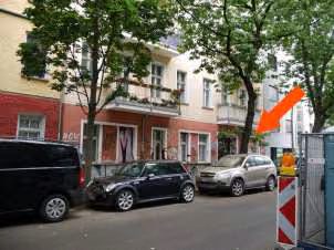 Zwangsversteigerung Eigentumswohnung in Berlin, Friedrichshain – Gebäudedurchfahrt vom Straßenraum in den Innenhof.