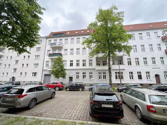 Zwangsversteigerung Eigentumswohnung in Berlin, Lichtenberg – Hofansicht des Gebäudes mit markierter Lage des Dachgeschosses.