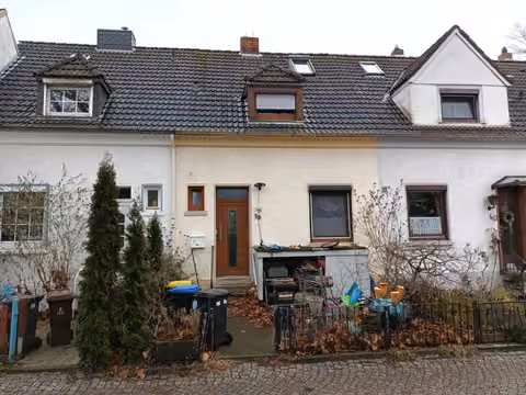 Zwangsversteigerung Reihenhaus in Bremen, Huckelriede – Südwestansicht der Straßenfassade des Reihenmittelhauses Im Grünen Winkel 38.