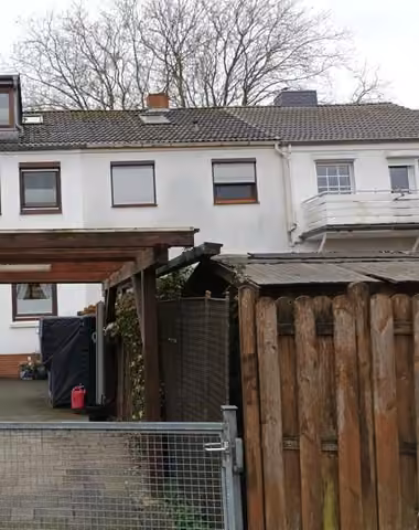 Zwangsversteigerung Reihenhaus in Bremen, Huckelriede – Nordostansicht der rückwärtigen Gartenfassade des Objekts.