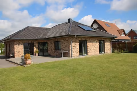 Zwangsversteigerung Einfamilienhaus in Gadebusch, Neu Bauhof – Südansicht des Bungalows mit Terrasse und Gartenfläche