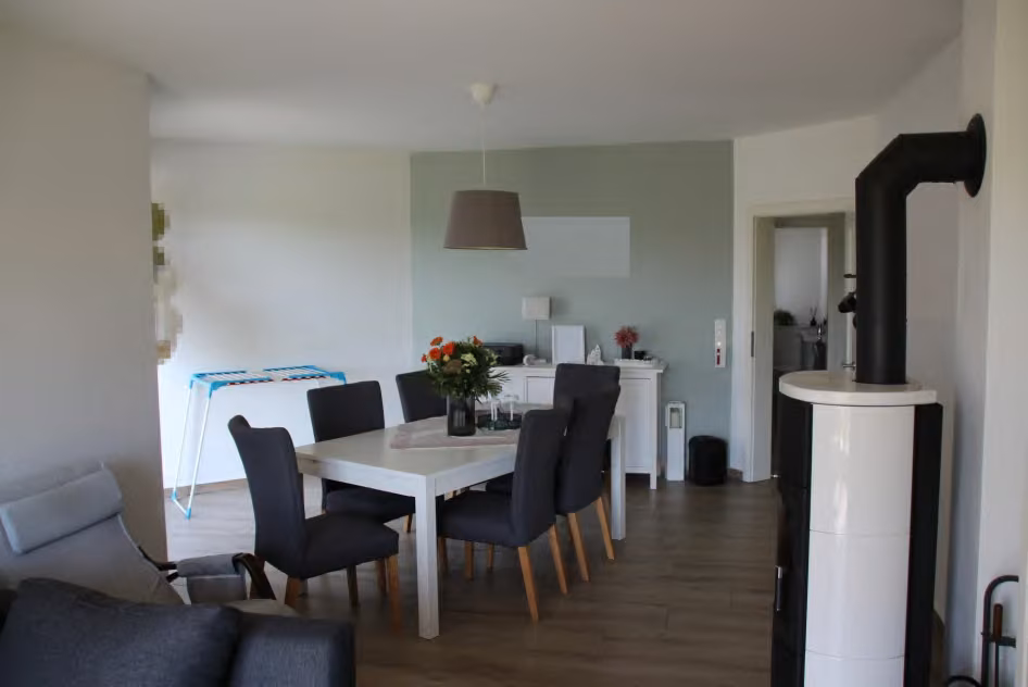Zwangsversteigerung Einfamilienhaus in Gadebusch, Neu Bauhof – Wohn- und Esszimmer mit Kaminofen