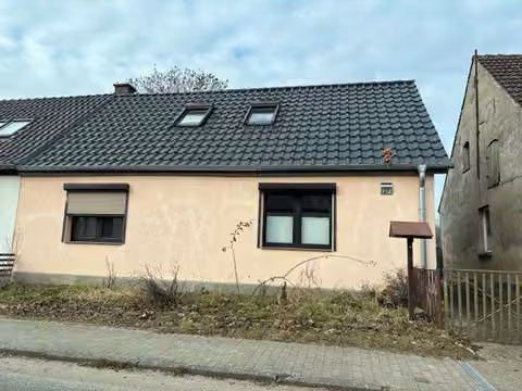 Zwangsversteigerung Einfamilienhaus in Siedenbollentin – Straßenansicht der Doppelhaushälfte an der Langen Straße in Siedenbollentin.