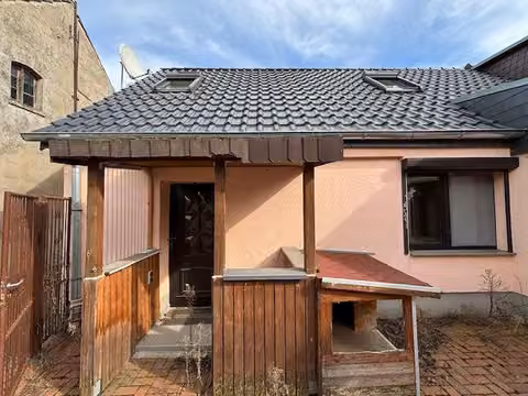 Zwangsversteigerung Einfamilienhaus in Siedenbollentin – Rückwärtige Hofansicht mit Eingangsbereich des Einfamilienhauses.