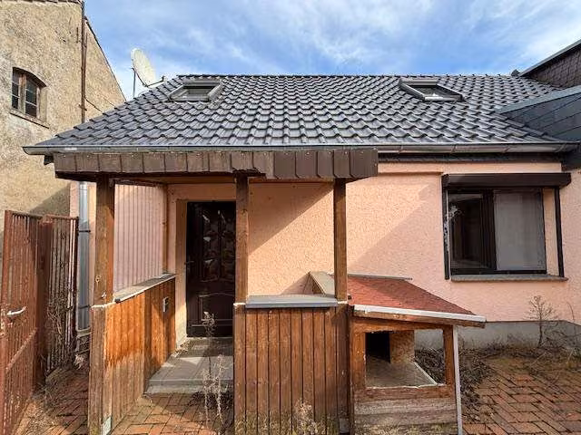 Zwangsversteigerung Einfamilienhaus in Siedenbollentin – Rückwärtige Hofansicht mit Eingangsbereich des Einfamilienhauses.