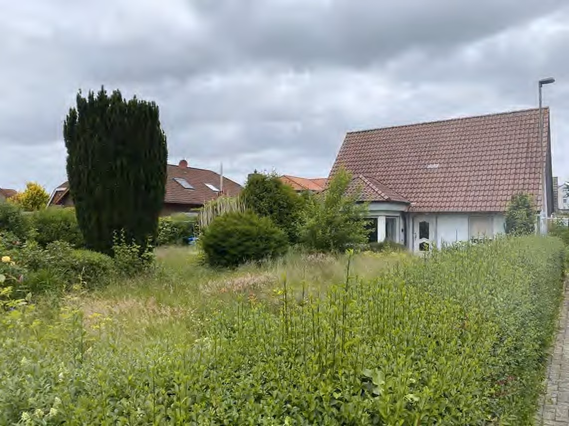 Zwangsversteigerung Einfamilienhaus in Wittmund, Carolinensiel – Rückwärtige Ansicht des Wohnhauses vom Garten aus gesehen.