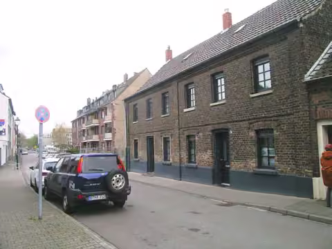 Zwangsversteigerung Mehrfamilienhaus in Düsseldorf, Heerdt – Blick auf die Straßenfront der Pestalozzistraße im Bereich des Baugrundstücks