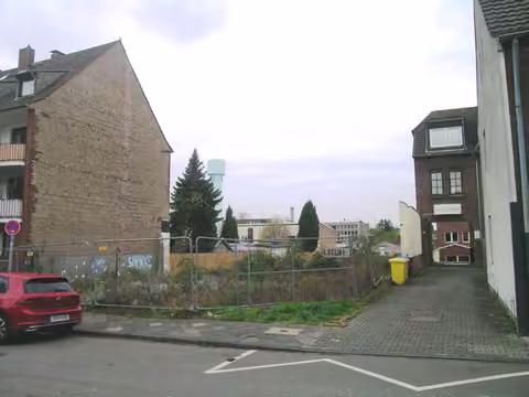 Zwangsversteigerung Mehrfamilienhaus in Düsseldorf, Heerdt – Baulücke und Einzäunung des Bewertungsgrundstücks von der Straße aus