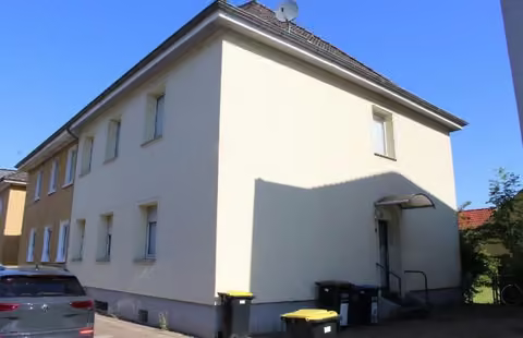 Zwangsversteigerung Zweifamilienhaus in Datteln, Hillerheide – Straßenansicht der Zweifamiliendoppelhaushälfte Maybachhof 6 in Recklinghausen.