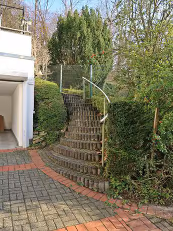 Zwangsversteigerung Zweifamilienhaus in Wuppertal, Elberfeld – Frontansicht mit Zufahrt zur Doppelgarage und Zugangstreppe zur Wohnung 2.