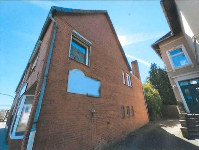 Zwangsversteigerung Gewerbe in Lauenburg – Westliche Giebelseite des Gebäudes entlang der Grundstücksgrenze.