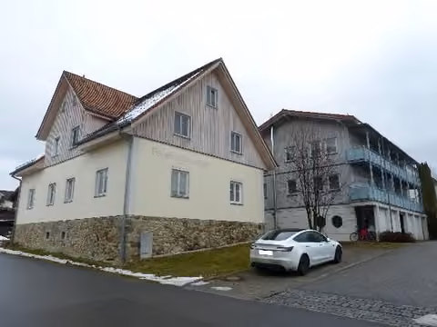 Zwangsversteigerung Gastronomie in Frauenau – Außenansicht des Hotelgebäudekomplexes Loderbauerweg 2 mit Gastronomie- und Bettentrakt.