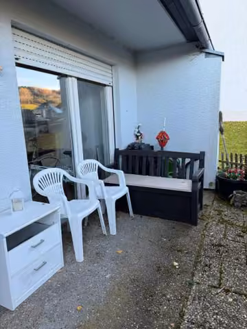 Zwangsversteigerung Eigentumswohnung in Neukirchen b. Hl. Blut, Mais-Kühberg – Terrasse und privater Zugangsbereich zur Wohnung.