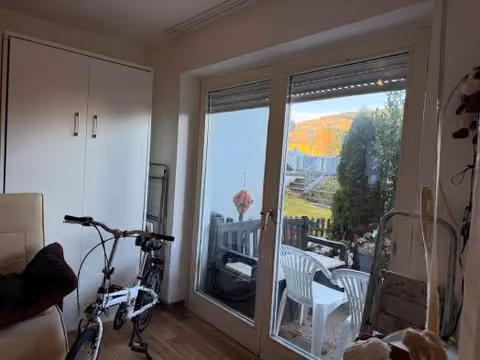 Zwangsversteigerung Eigentumswohnung in Neukirchen b. Hl. Blut, Mais-Kühberg – Wohn- und Essbereich mit Terrassenausgang.