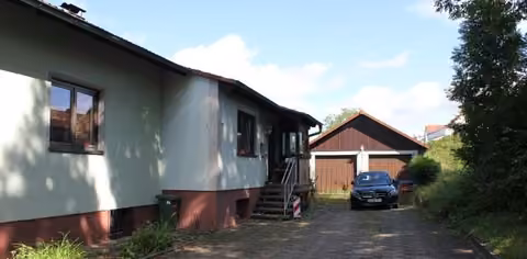 Zwangsversteigerung Einfamilienhaus in Heiligenstadt, Lindach – Außenansicht Vorderseite von Nr. 22 links und Anbau Nr. 22a rechts.