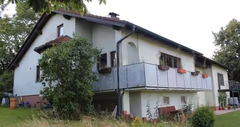 Zwangsversteigerung Einfamilienhaus in Heiligenstadt, Lindach – Nordwest-Ansicht des angebauten Einfamilienhauses Nr. 22a.