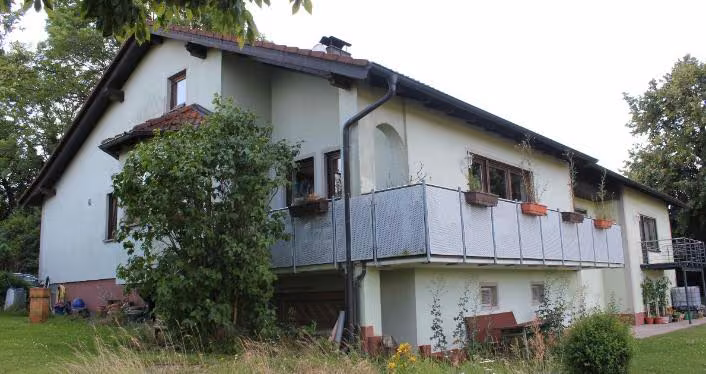 Zwangsversteigerung Einfamilienhaus in Heiligenstadt, Lindach – Nordwest-Ansicht des angebauten Einfamilienhauses Nr. 22a.
