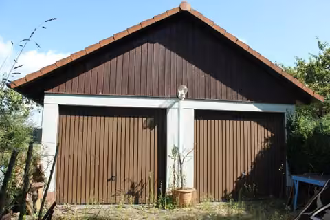 Zwangsversteigerung Einfamilienhaus in Heiligenstadt, Lindach – Ansicht der zugehörigen Doppelgarage mit Schwingtoren.