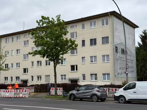 Zwangsversteigerung Eigentumswohnung in Berlin, Lankwitz – Straßenansicht des Mehrfamilienhauses mit Eingangsbereich