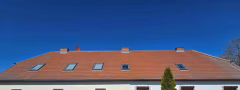 Zwangsversteigerung Einfamilienhaus in Demmin, Lindenfelde – Straßenansicht der Doppelhaushälfte von Süden mit Vorgarten und Hecke.